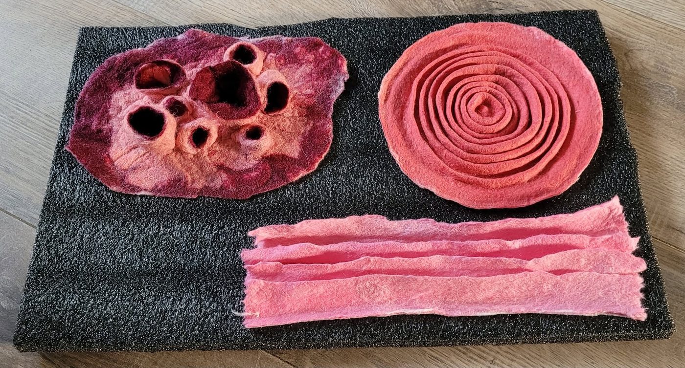 Roze viltexperimenten met structuur
